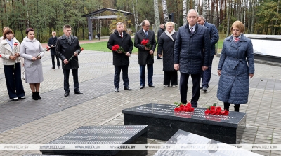 Ігар Сергяенка ўсклаў кветкі да мемарыяла &quot;Ала&quot; ў Светлагорскім раёне