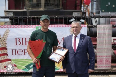 На машинно-тракторном дворе ОАО «Утевское» состоялось чествование первого водителя-тысячника в Добрушском районе — Александра Марфушкина