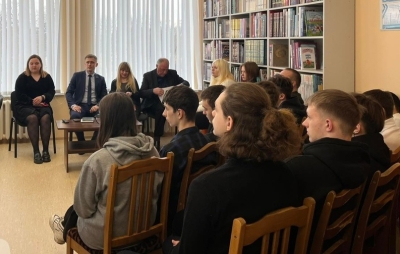 Конституция, Беларусь, будущее. В Добрушской центральной районной библиотеке поговорили о важности Основного Закона страны