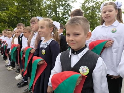 Десяткам добрушских ребят торжественно повязали пионерские галстуки