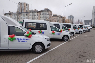 13 специальных легковых автомобилей передали в учреждения соцобслуживания Гомельской и Могилевской областей