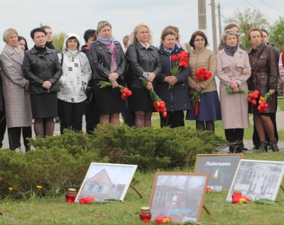 &quot;Лети, наш аист, чернобыльской аист... &quot;Митинг возле памятного знака отселенным деревням прошёл в Добруше