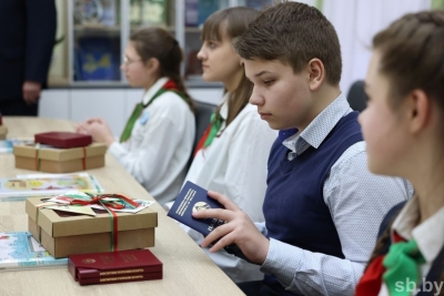 Восьмиклассник СШ 5 Добруша Артём Хазанов сегодня получил паспорт гражданина Беларуси в торжественной обстановке в Центризбиркоме