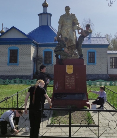 Ребята из отряда «АМИЧИ» вместе с военнослужащими пограничной заставы «Усохская Буда» добавили блеска памятнику неизвестному солдату в Нивках