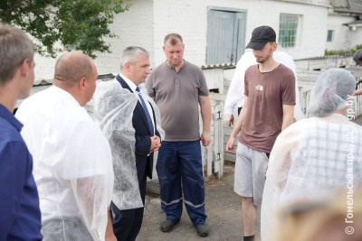 Учите молодежь... Иван Крупко и Руслан Пархамович проинспектировали молочно-товарную ферму &quot;Новая Гута&quot; совхоза-комбината &quot;Сож&quot;