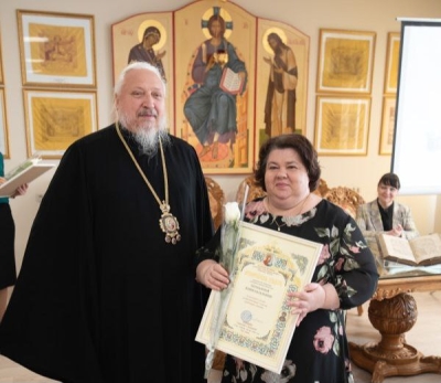 Слово и вера: директора Добрушской центральной районной библиотеки Елену Паршакову архиепископ поблагодарил за сотрудничество