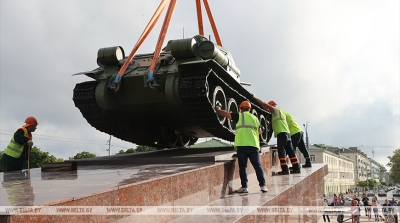 Легендарны танк Т-34 усталявалі на плошчы Паўстання ў Гомелі пасля рэканструкцыі