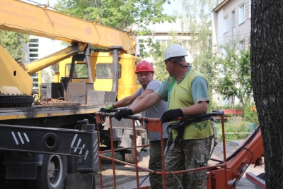 Аварийно-спасательные бригады продолжают бороться с последствиями урагана в Добрушском районе.