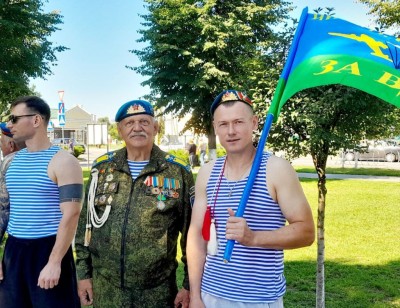 Теплая встреча, возложение цветов, дружеское общение добрушские десантники отмечают свой праздник