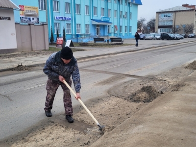 В весенней уборке на улице Комарова в Добруше поучаствовали более 10 работников администрации «Добрушского коммунальника»