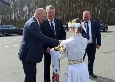 Губернатор Брянской области Александр Богомаз прибыл на Гомельщину для участия в праздничных мероприятиях